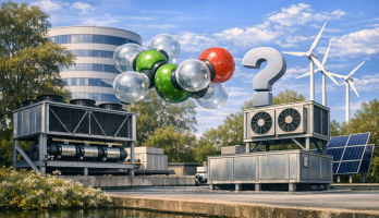 Fotorealistische stationäre Kälteanlage im industriellen Umfeld mit schwebendem Molekül als Symbol für das Kältemittel R‑1234ze und Fragezeichen zur PFAS‑Diskussion.
